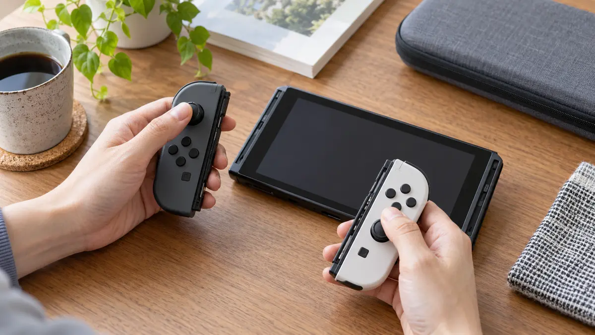 ゲームコントローラーのスティックとボタンを点検するイメージ
